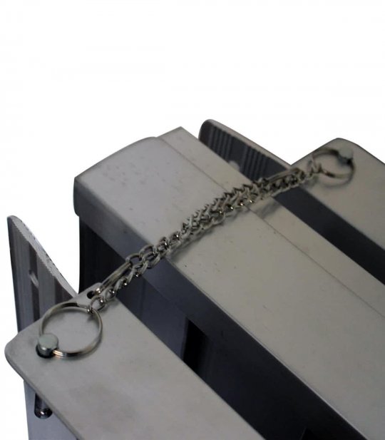 La rampe valise pliée est maintenue ensemble par une chaîne de sécurité