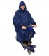Conducteur avec poncho fermé sur un petit scooter handicapé, pour personne senior et à mobilité réduite