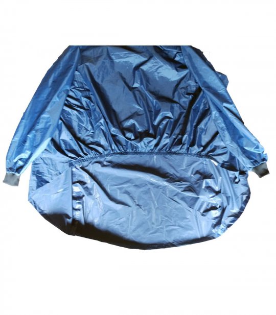 Poncho pour scooter handicapé, posé sur le sol