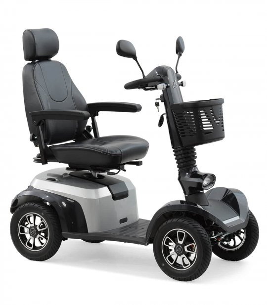 Vue 3/4 avant du scooter électrique handicapé PMR Life & Mobility Presto en gris